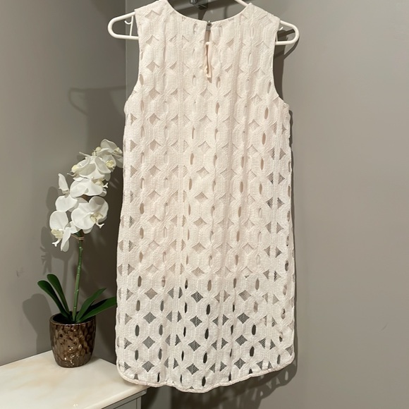 Vince Camuto - HIGH / LOW MODERN LACE TOP - Picture 3 of 6